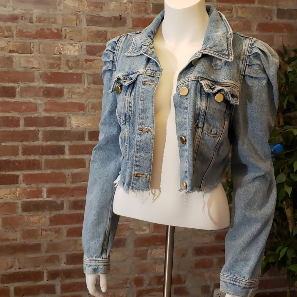 Denim cropped puffed sleeve jacket.